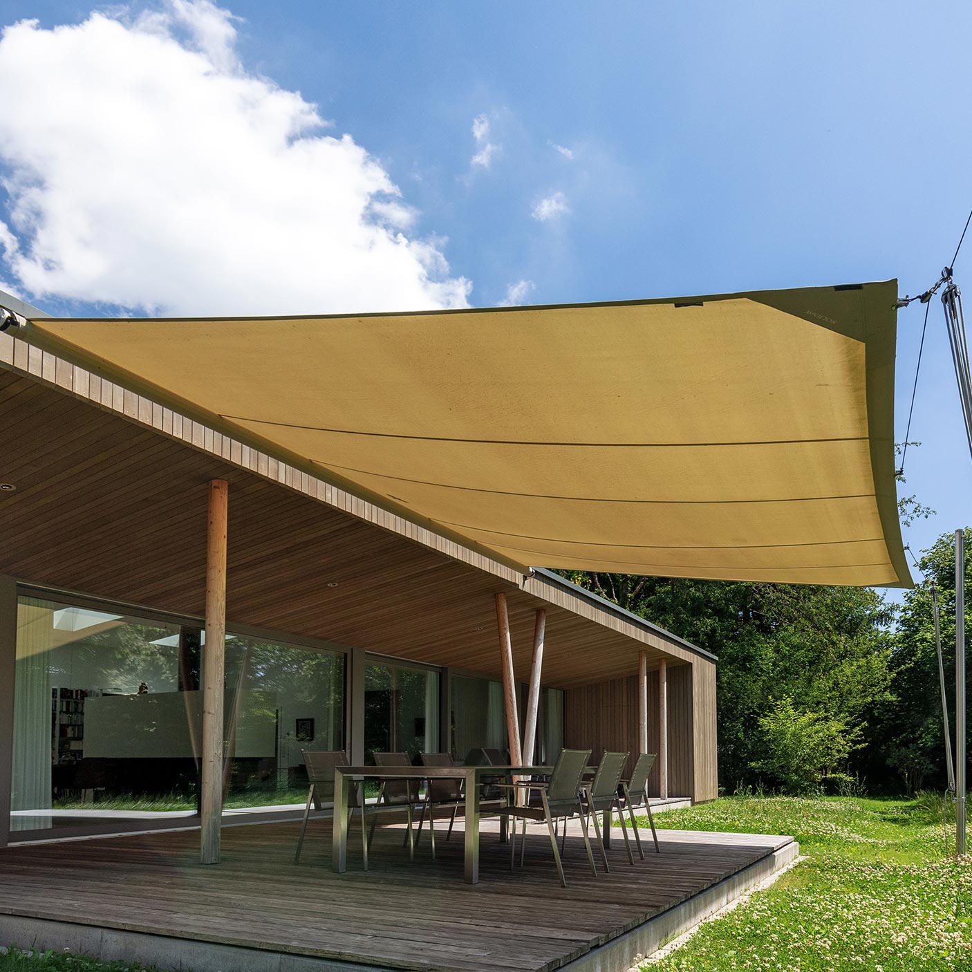 Mit SOLIDAY-CS stufenlos bis zu 56m² Schatten einstellen.