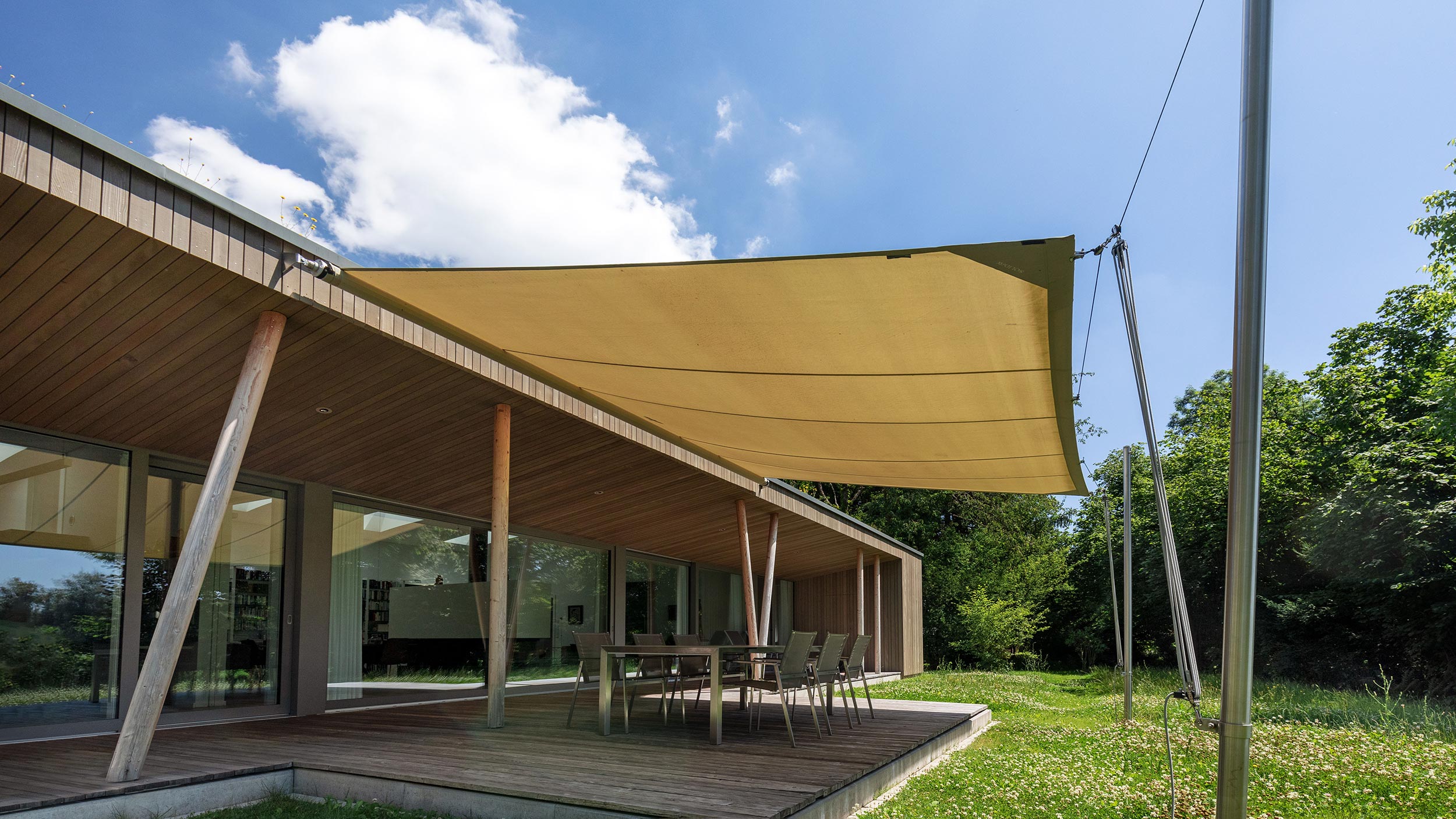 Mit SOLIDAY-CS stufenlos bis zu 56m² Schatten einstellen